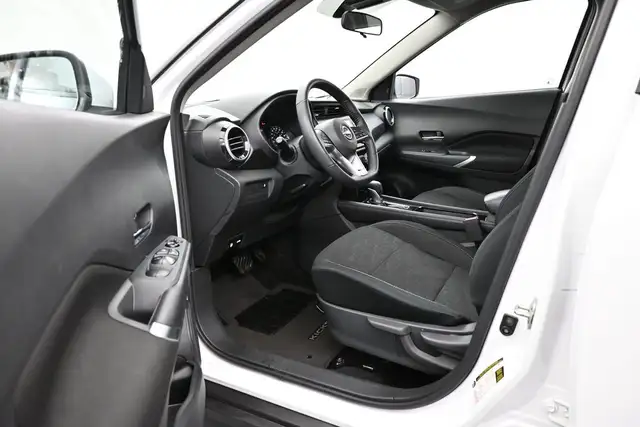 2025 Nissan Kicks SV HEATED SEATS, HEATED STEERING, LOW MILEAGE! - Photo 16