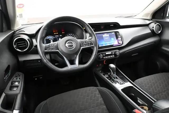 2025 Nissan Kicks SV HEATED SEATS, HEATED STEERING, LOW MILEAGE! - Photo 17