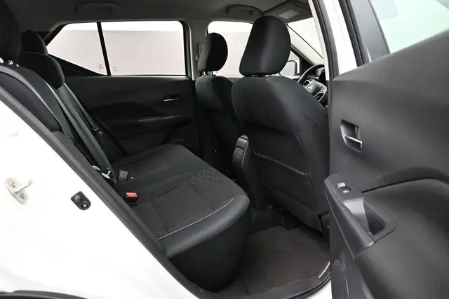 2025 Nissan Kicks SV HEATED SEATS, HEATED STEERING, LOW MILEAGE! - Photo 23