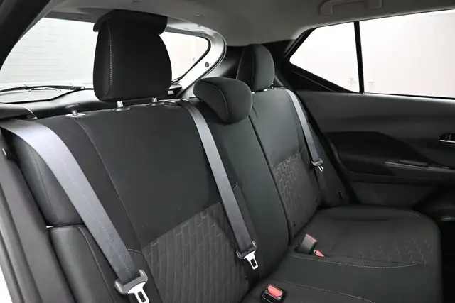 2025 Nissan Kicks SV HEATED SEATS, HEATED STEERING, LOW MILEAGE! - Photo 24