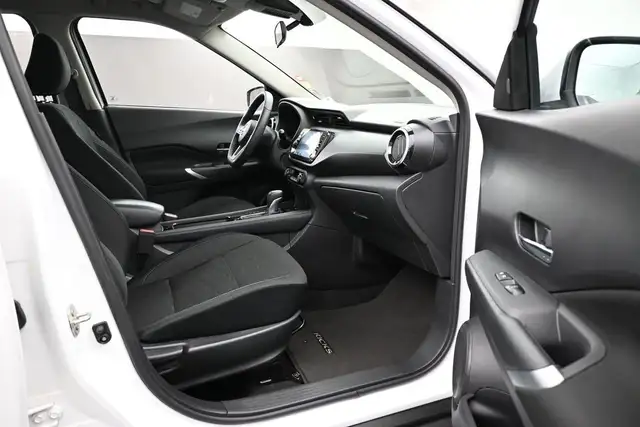 2025 Nissan Kicks SV HEATED SEATS, HEATED STEERING, LOW MILEAGE! - Photo 25