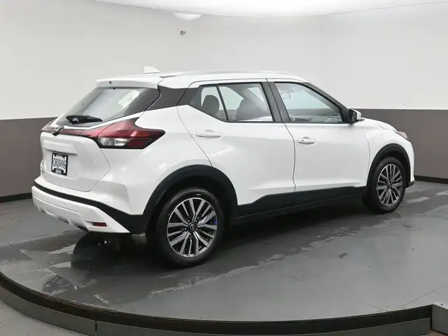 2025 Nissan Kicks SV HEATED SEATS, HEATED STEERING, LOW MILEAGE! - Photo 31