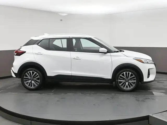 2025 Nissan Kicks SV HEATED SEATS, HEATED STEERING, LOW MILEAGE! - Photo 32