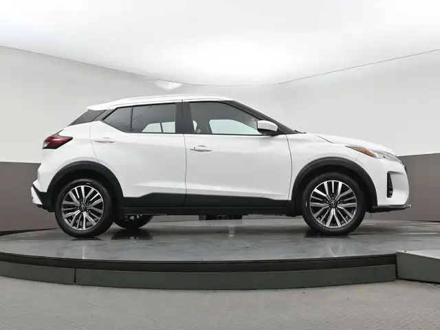 2025 Nissan Kicks SV HEATED SEATS, HEATED STEERING, LOW MILEAGE! - Photo 34