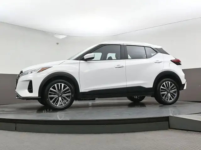 2025 Nissan Kicks SV HEATED SEATS, HEATED STEERING, LOW MILEAGE! - Photo 37