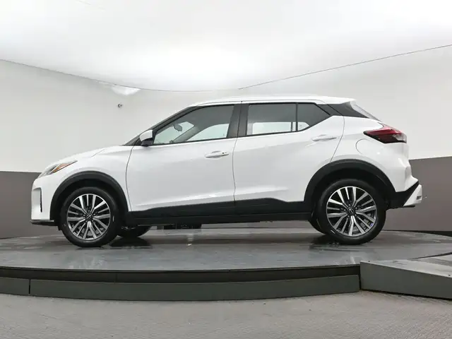 2025 Nissan Kicks SV HEATED SEATS, HEATED STEERING, LOW MILEAGE! - Photo 38