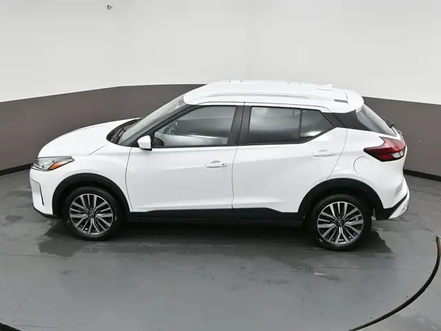 2025 Nissan Kicks SV HEATED SEATS, HEATED STEERING, LOW MILEAGE! - Photo 44