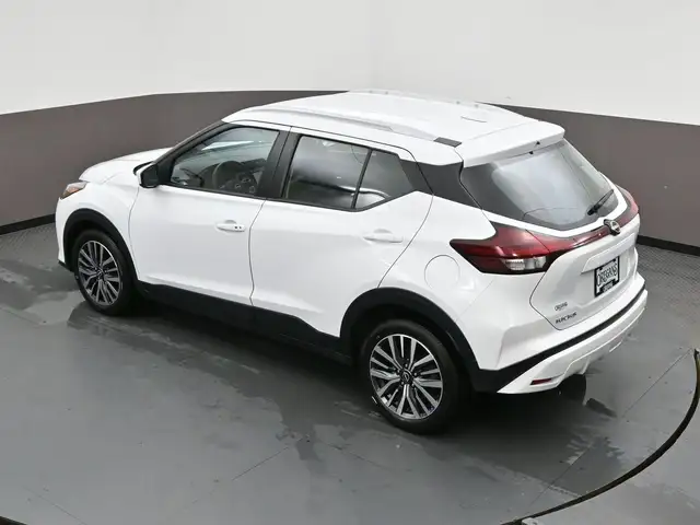 2025 Nissan Kicks SV HEATED SEATS, HEATED STEERING, LOW MILEAGE! - Photo 45