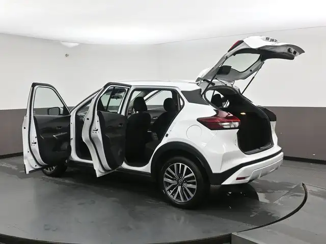2025 Nissan Kicks SV HEATED SEATS, HEATED STEERING, LOW MILEAGE! - Photo 54