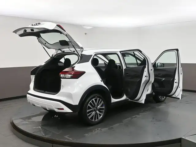 2025 Nissan Kicks SV HEATED SEATS, HEATED STEERING, LOW MILEAGE! - Photo 56
