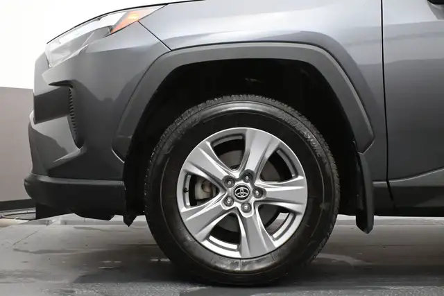 2024 Toyota RAV4 XLE AWD | SUNROOF | LOW MILEAGE - Photo 4