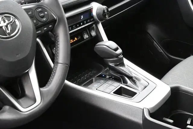 2024 Toyota RAV4 XLE AWD | SUNROOF | LOW MILEAGE - Photo 8