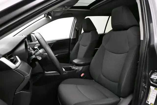 2024 Toyota RAV4 XLE AWD | SUNROOF | LOW MILEAGE - Photo 19