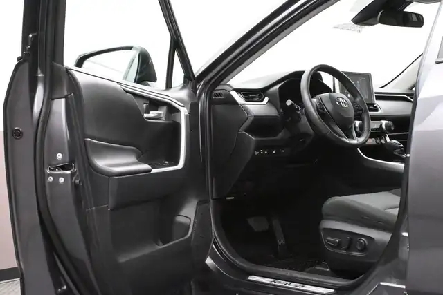 2024 Toyota RAV4 XLE AWD | SUNROOF | LOW MILEAGE - Photo 20
