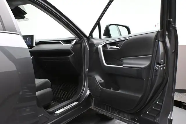 2024 Toyota RAV4 XLE AWD | SUNROOF | LOW MILEAGE - Photo 29