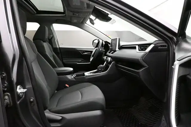 2024 Toyota RAV4 XLE AWD | SUNROOF | LOW MILEAGE - Photo 30