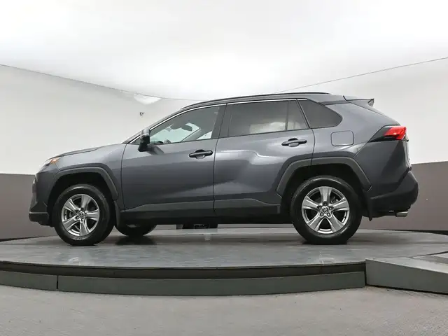 2024 Toyota RAV4 XLE AWD | SUNROOF | LOW MILEAGE - Photo 41