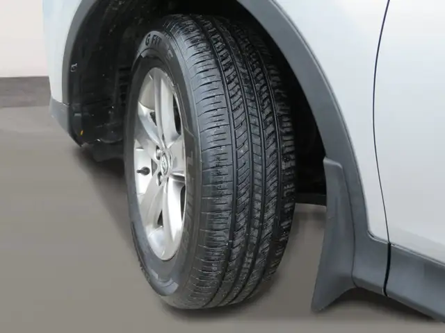 2015 Toyota RAV4 AWD 4dr XLE - Photo 4
