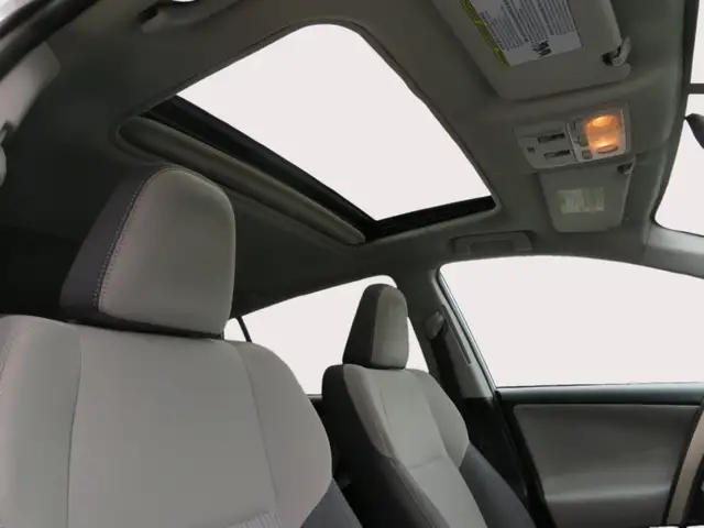 2015 Toyota RAV4 AWD 4dr XLE - Photo 11