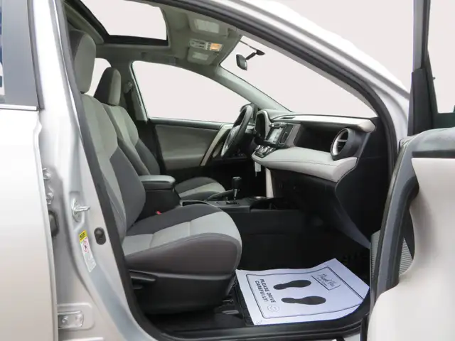 2015 Toyota RAV4 AWD 4dr XLE - Photo 12