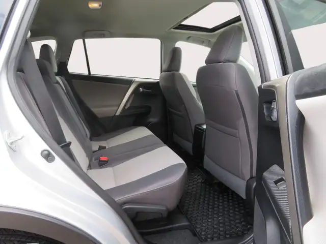 2015 Toyota RAV4 AWD 4dr XLE - Photo 13