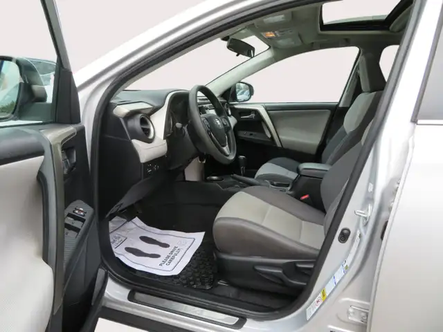2015 Toyota RAV4 AWD 4dr XLE - Photo 14