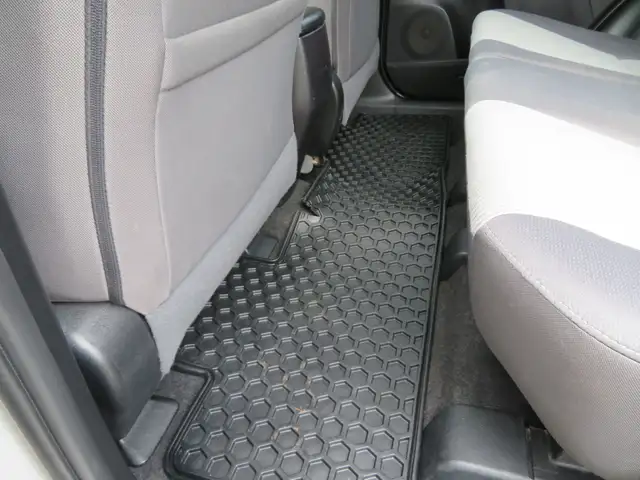 2015 Toyota RAV4 AWD 4dr XLE - Photo 15
