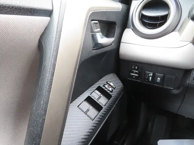 2015 Toyota RAV4 AWD 4dr XLE - Photo 24