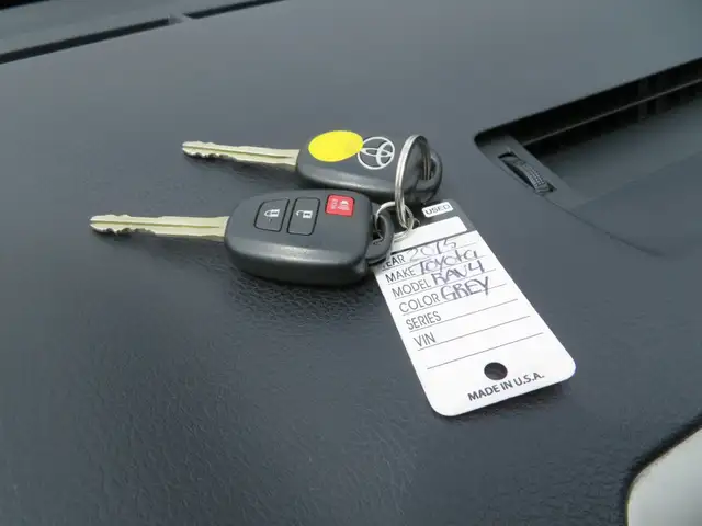 2015 Toyota RAV4 AWD 4dr XLE - Photo 27