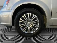 2016 Chrysler Town & Country TOURING-L | SUNROOF | CLEAN CARFAX - Photo 9