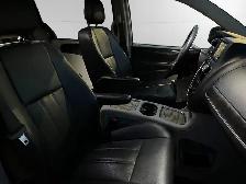 2016 Chrysler Town & Country TOURING-L | SUNROOF | CLEAN CARFAX - Photo 10