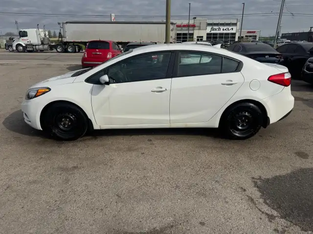 2016 Kia Forte LX, MANUAL, SEDAN, 4 CYL, GREAT ON FUEL, CERTIFIE - Photo 2