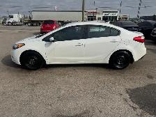 2016 Kia Forte LX, MANUAL, SEDAN, 4 CYL, GREAT ON FUEL, CERTIFIE - Photo 2