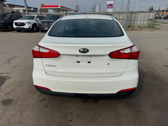 2016 Kia Forte LX, MANUAL, SEDAN, 4 CYL, GREAT ON FUEL, CERTIFIE - Photo 4