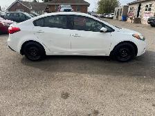 2016 Kia Forte LX, MANUAL, SEDAN, 4 CYL, GREAT ON FUEL, CERTIFIE - Photo 6