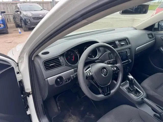 2016 Volkswagen Jetta TRENDLINE, SEDAN, ALLOYS, 4 CYLINDER, CERT - Photo 13