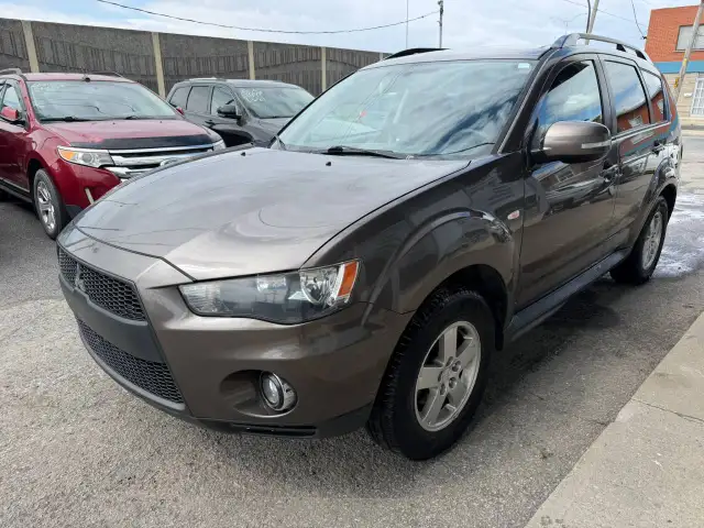 2010 MITSUBISHI Outlander XLS / V6 / AWD / 7 PASSAGERS - Photo 2