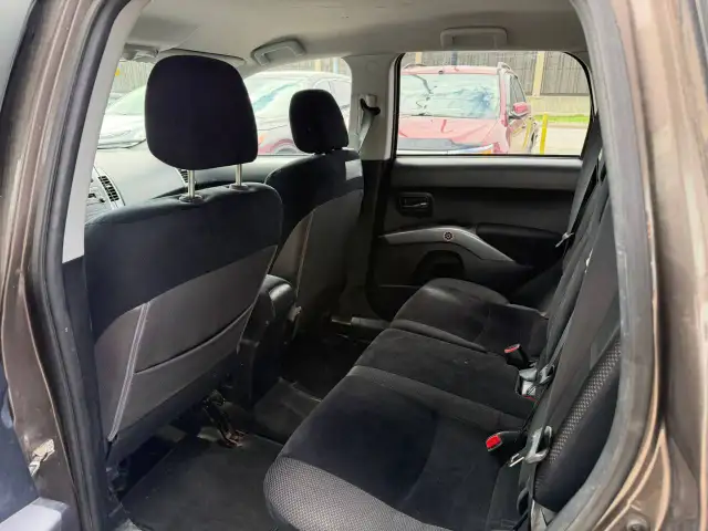 2010 MITSUBISHI Outlander XLS / V6 / AWD / 7 PASSAGERS - Photo 5