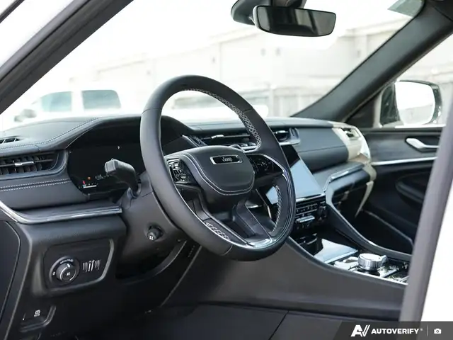 2025 Jeep Grand Cherokee OVERLAND | 4X4 | PANO ROOF | NAV | LTHR - Photo 11