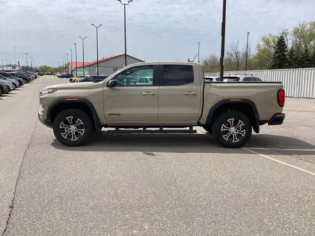 2024 GMC Canyon AT4 Crew Cab 4WD | No Accidents - Photo 2