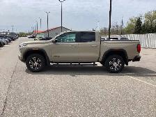 2024 GMC Canyon AT4 Crew Cab 4WD | No Accidents - Photo 2