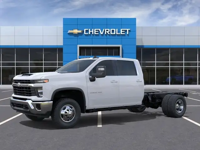 2026 Chevrolet Silverado 3500HD CC - Photo 2