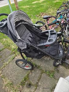 poussette Trois roues propre et solide disponible