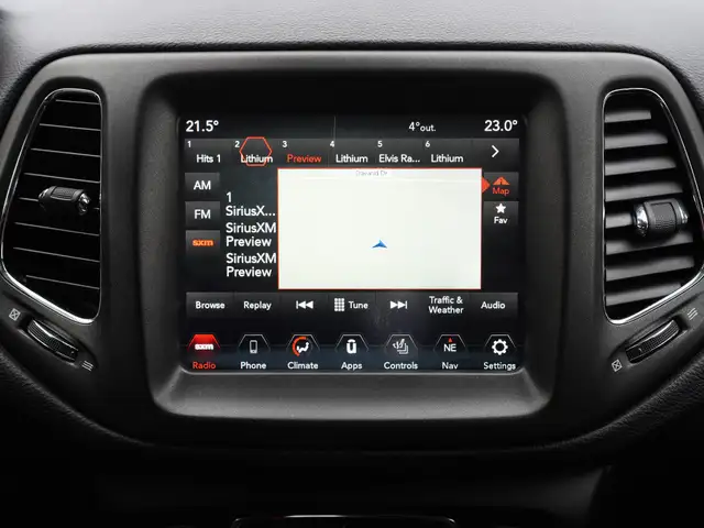 2018 Jeep Compass Trailhawk, 4x4, Panoramic Roof, Beats Audio, T - Photo 26