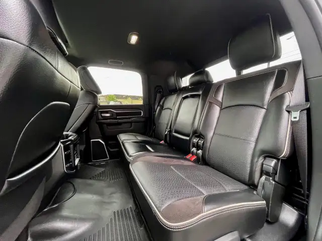 2023 RAM 3500 Laramie 4x4 Mega Cab DIESEL AISIN NIGHT EDITION - Photo 20