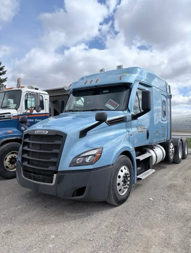 2022 Freightliner Cascadia - Photo 2
