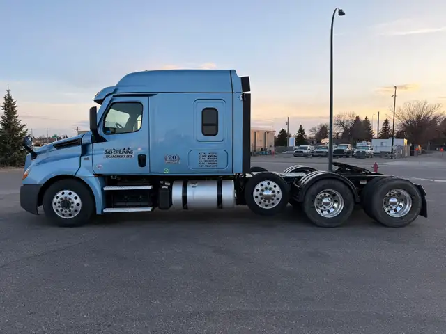 2022 Freightliner Cascadia - Photo 3
