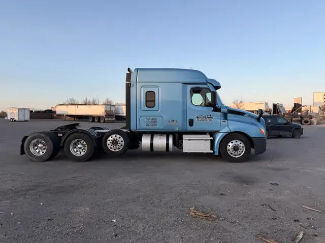 2022 Freightliner Cascadia - Photo 4