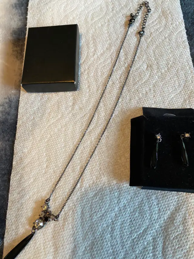 Necklace with matching earrings - Photo 3