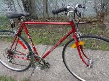 VÉLO FAVORIT DE ROUTE À GUIDON DROIT. QUALITÉ EUROPE.